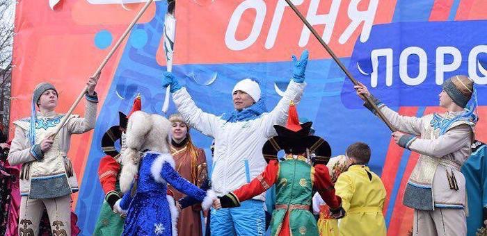 Заслуженный артист Республики Алтай пронес факел игр «Дети Азии» по улицам Поронайска