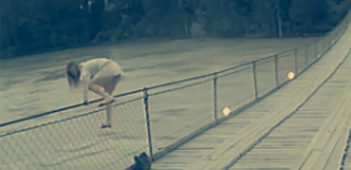 Девушка пыталась спрыгнуть с Айского моста в бурлящую Катунь (видео)