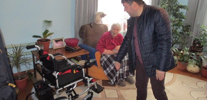 Жительнице Усть-Мунов вручили специализированное кресло-коляску