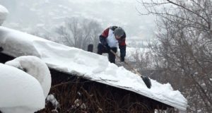 Молодежь выходит на борьбу со снегом