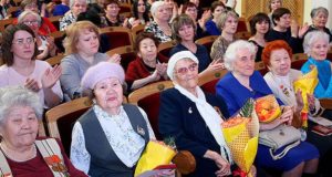 Руководители республики поздравили женщин с 8 Марта и вручили им госнаграды