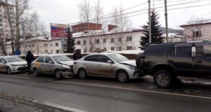 В Горно-Алтайске перед светофором столкнулись четыре автомобиля