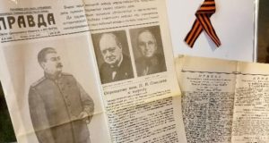 Репринты газеты «Правда» за 10 мая 1945 года раздают волонтеры в Горном Алтае