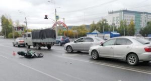 Нетрезвый мотоциклист без прав врезался в остановившийся перед ним автомобиль