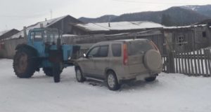 Сельчанин на угнанном тракторе поехал за водкой и протаранил припаркованный автомобиль