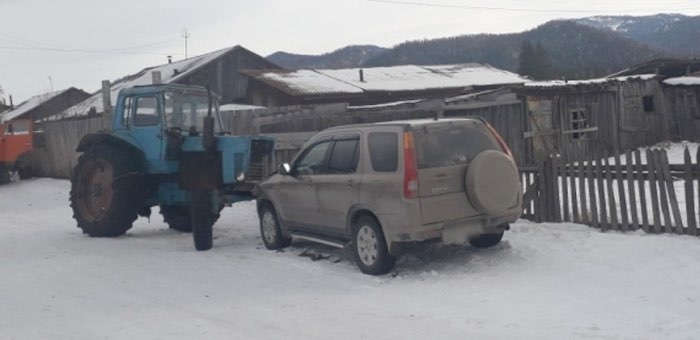 Сельчанин на угнанном тракторе поехал за водкой и протаранил припаркованный автомобиль