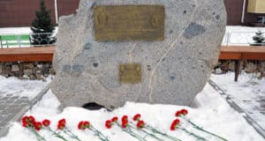 К памятному знаку на Аллее чекистов Горного Алтая возложили цветы