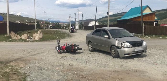 Три подростка попали под машину, катаясь на мотоцикле