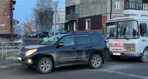 «Пазик» стукнул Land Cruiser в Горно-Алтайске