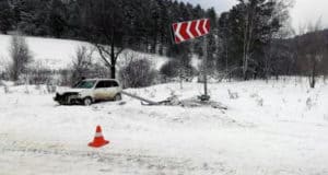 Нетрезвый водитель врезался в дорожный знак и покалечил пассажира