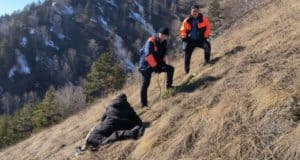 Спасатели эвакуировали двоих москвичей с горы в Манжероке