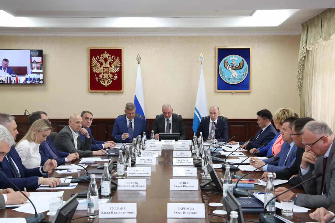 Сибирский полпред на Алтае провел совещание по реализации стратегии госнацполитики 