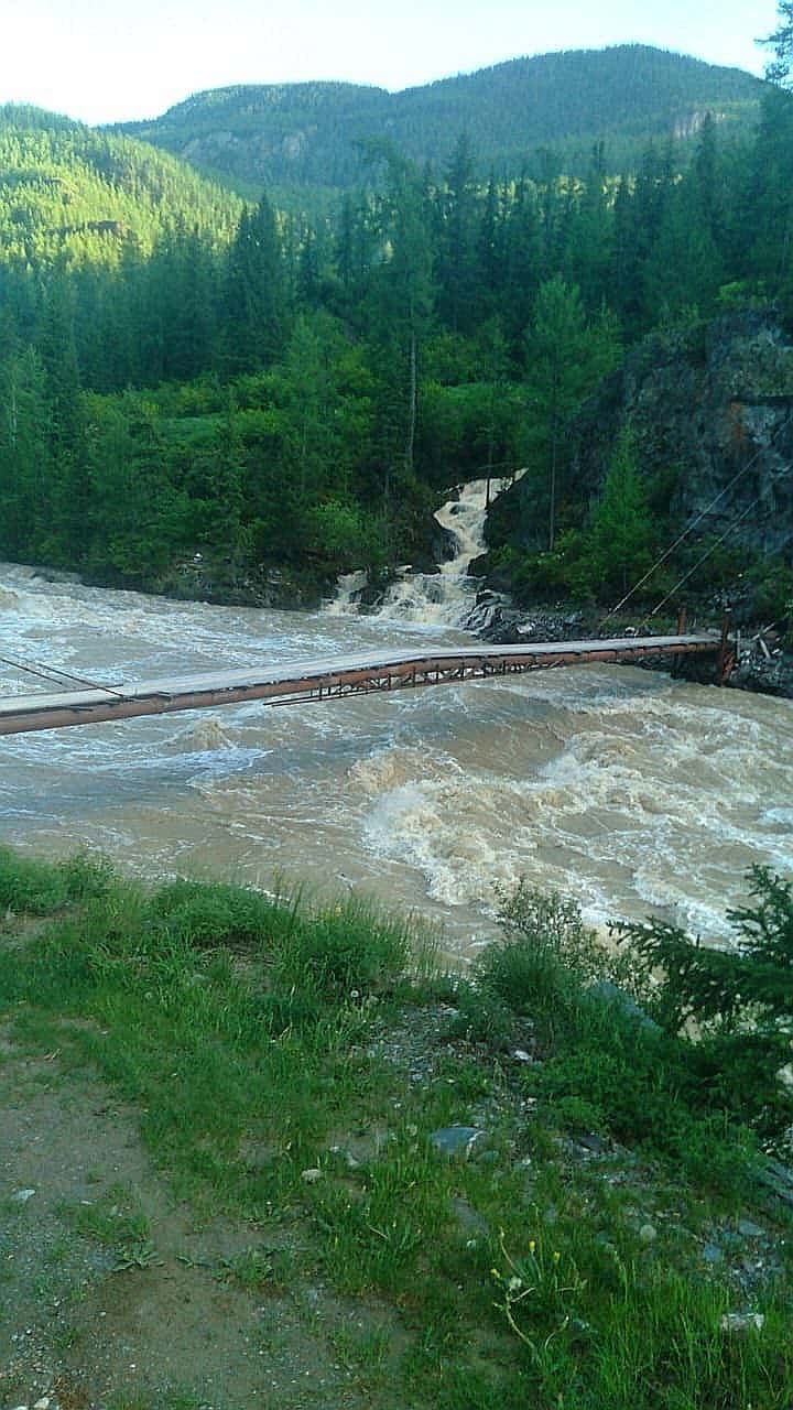 В Улаганском районе туристов пришлось эвакуировать через разлившийся горный ручей
