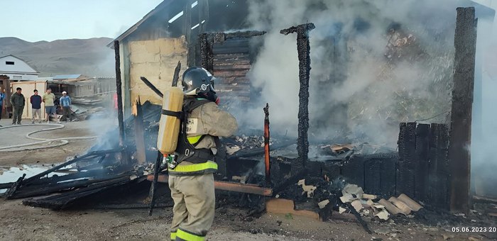 В Теленгит-Сортогое мужчина вывел из горящего дома пятерых детей