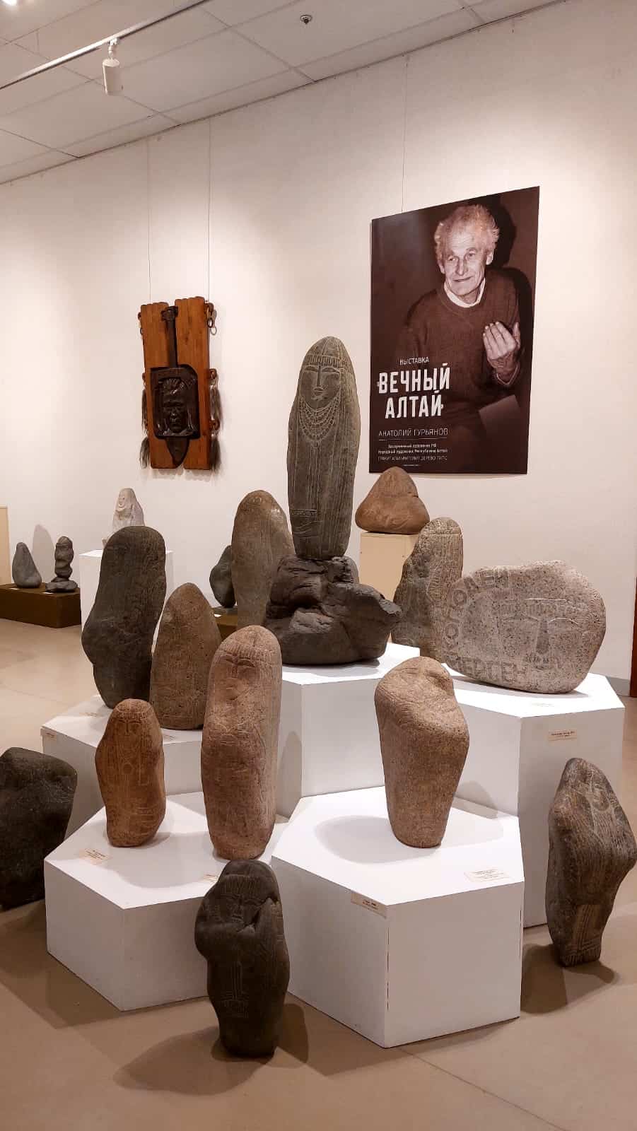 В Национальном музее открылась выставка Анатолия Гурьянова 