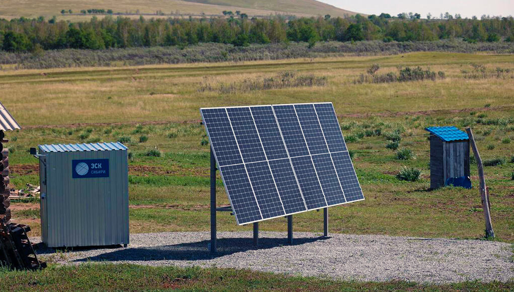 Первую солнечную станцию установили энергетики для фермера в Хакасии