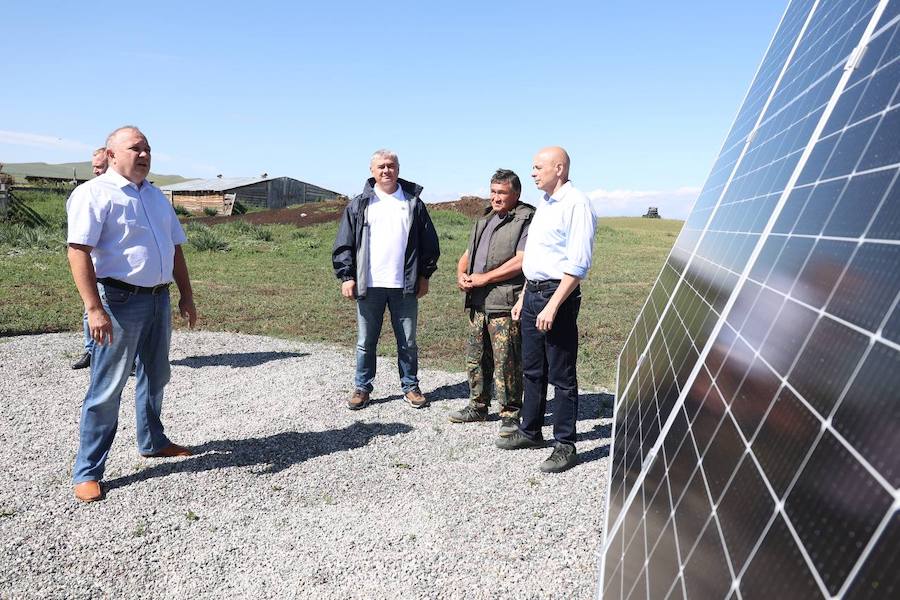 Первую солнечную станцию установили энергетики для фермера в Хакасии