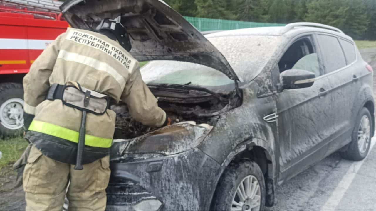 На Семинском перевале загорелся автомобиль 