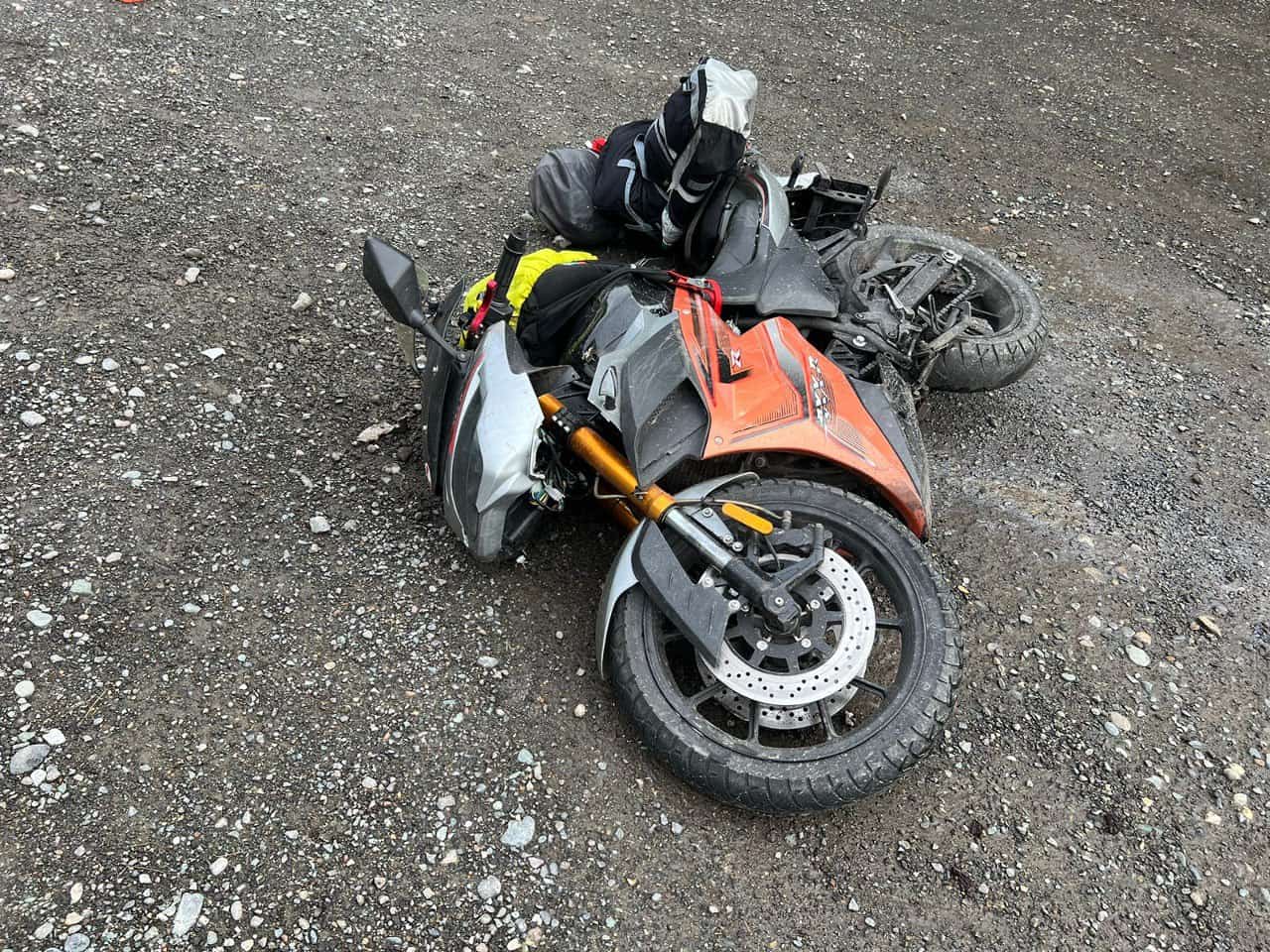На Алтае мотоциклист из Барнаула нарушил ПДД и устроил аварию 