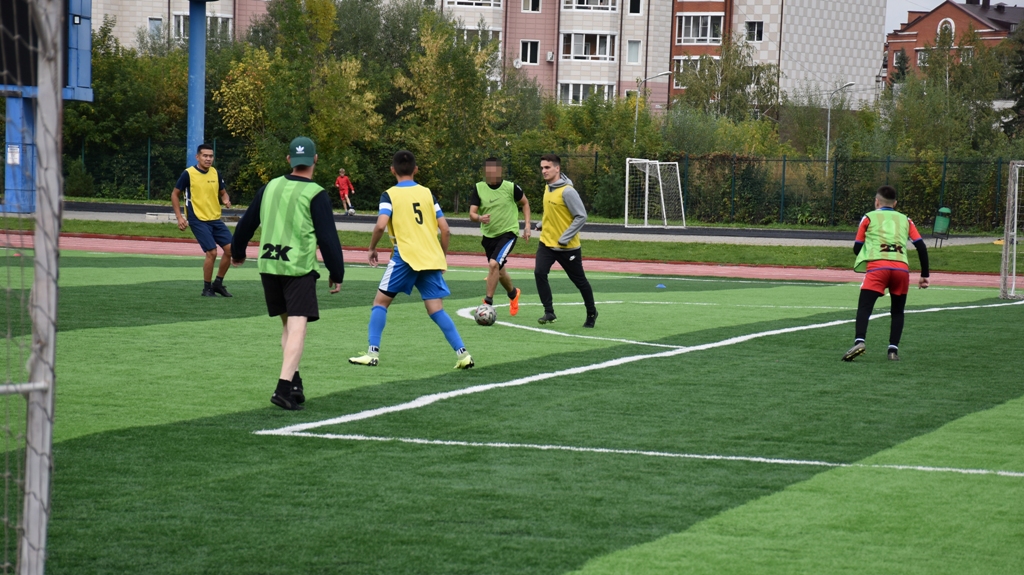 В Горно-Алтайске осужденные сыграли в футбол со спорткомитетом 