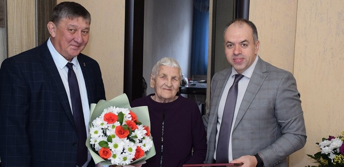 Ветерана труда Зою Нагайцеву поздравили с 95-летием