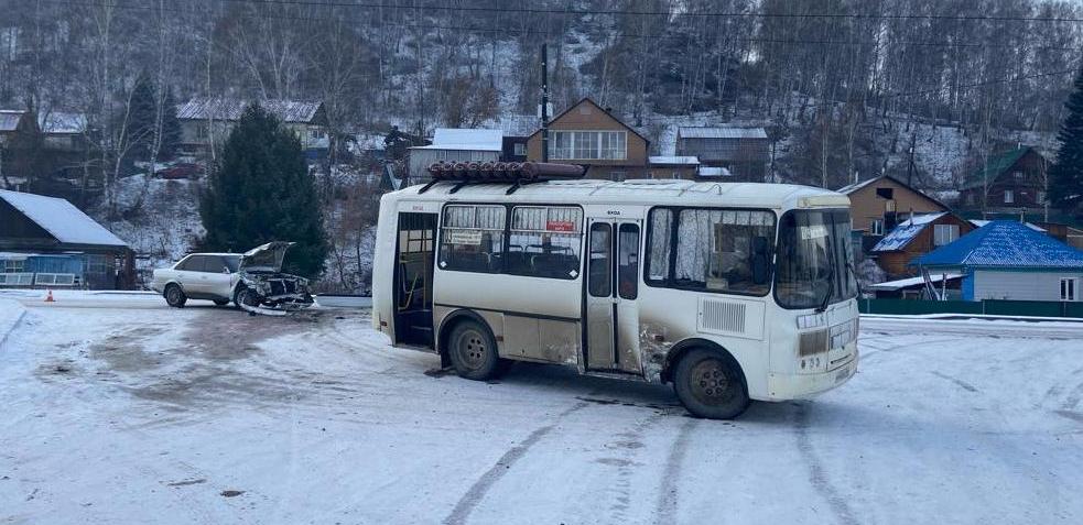 Не уступил дорогу: в Горно-Алтайске «Пазик» столкнулся с иномаркой