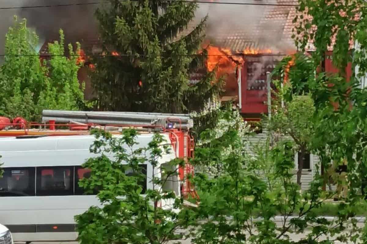 На пожаре в двухэтажном доме в Горно-Алтайске погиб человек 