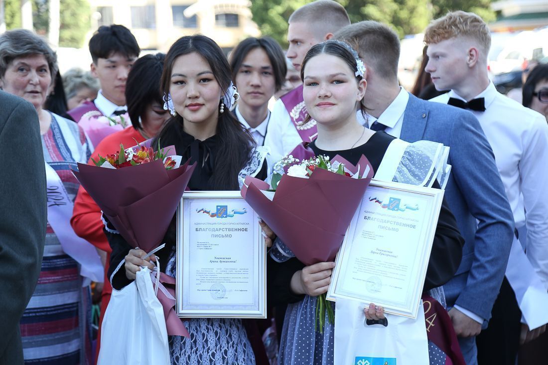 Олег Хорохордин поздравил с последним звонком выпускников лицея №1 