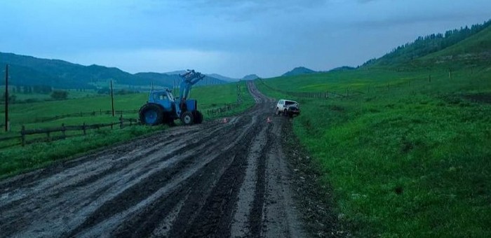 «Нива» столкнулась с трактором в Усть-Канском районе, пострадали два человека