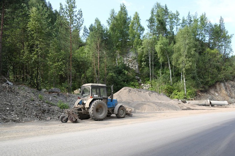 Андрей Турчак проверил ход ремонта дороги от Усть-Семы до Чемала