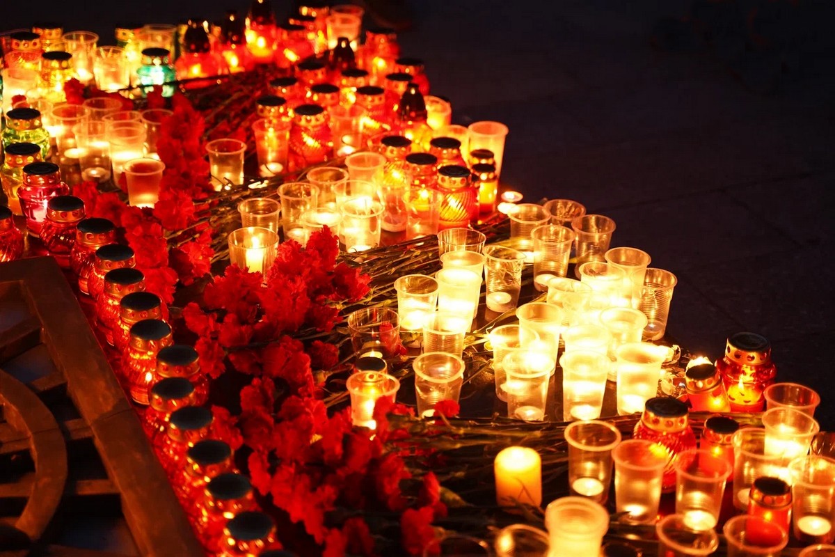 В День памяти и скорби в Горно-Алтайске зажглись сотни свечей 