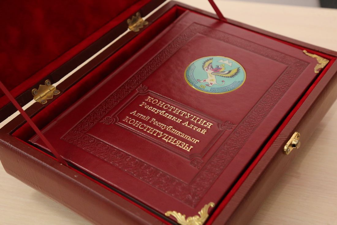 Андрей Турчак поздравил жителей региона с 27-летием со дня принятия Конституции республики 