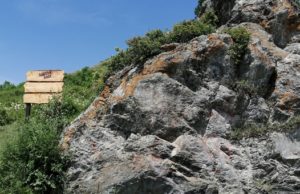 Большой камень в Усть-Коксе очистили от вандальных надписей