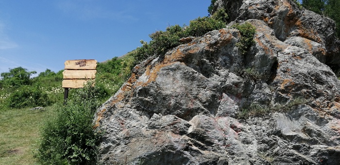 Большой камень в Усть-Коксе очистили от вандальных надписей