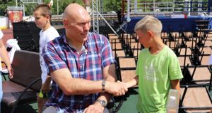 Николай Валуев на Алтае встретился с юными борцами