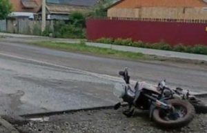 Мотоцикл опрокинулся прямо на дороге в Горно-Алтайске