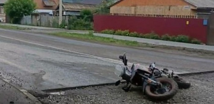 Мотоцикл опрокинулся прямо на дороге в Горно-Алтайске