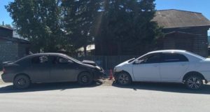 Две «Тойоты» не смогли разъехаться в Улагане, пострадала девушка-водитель