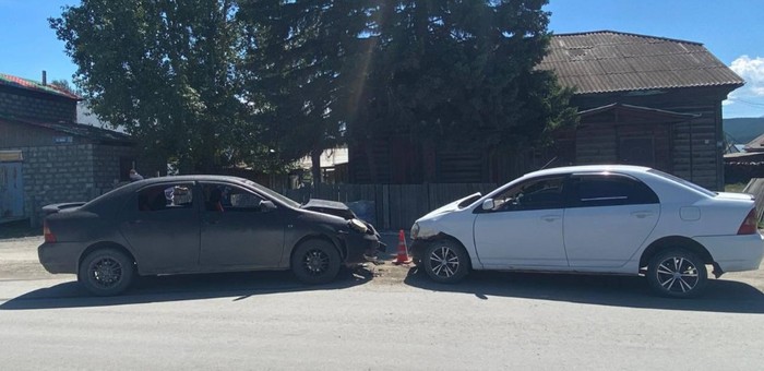 Две «Тойоты» не смогли разъехаться в Улагане, пострадала девушка-водитель