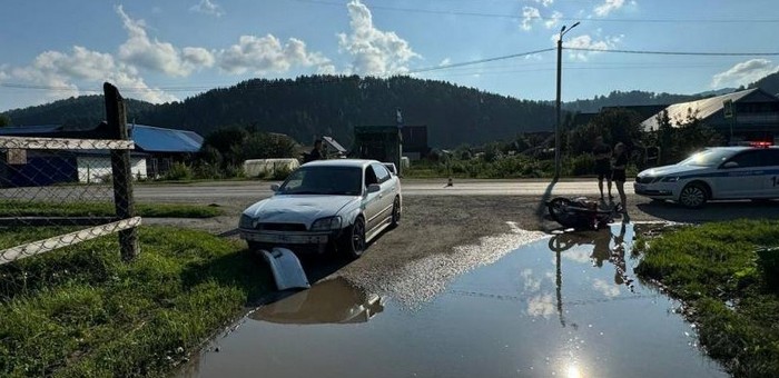 «Субару» и мотоцикл столкнулись в Кызыл-Озеке