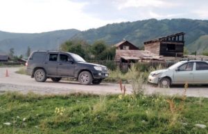 «Крузер» и «Рено» не смогли разъехаться в Усть-Коксе, пострадала девушка-пассажир