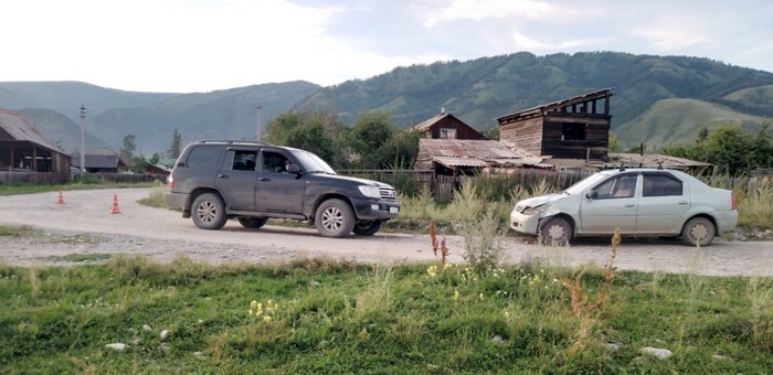 «Крузер» и «Рено» не смогли разъехаться в Усть-Коксе, пострадала девушка-пассажир