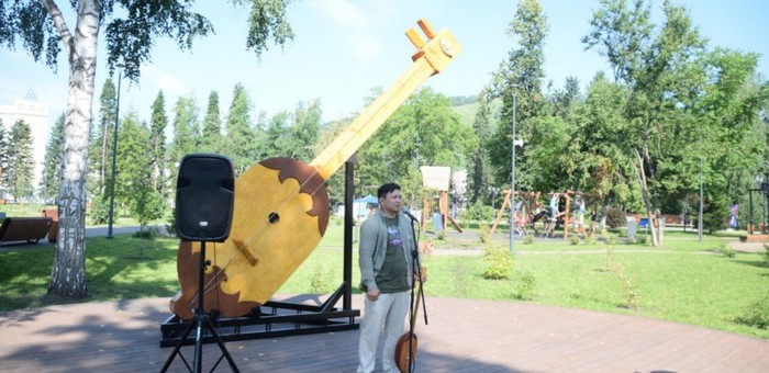 Огромный топшуур появился в центральном сквере Горно-Алтайска
