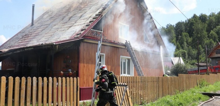 Пожар в жилом доме случился в Горно-Алтайске
