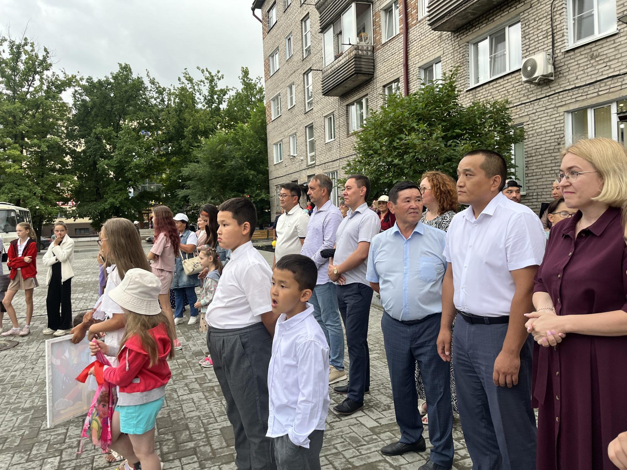 В Горно-Алтайске открыли обновленный двор многоквартирного дома на Чорос-Гуркина 