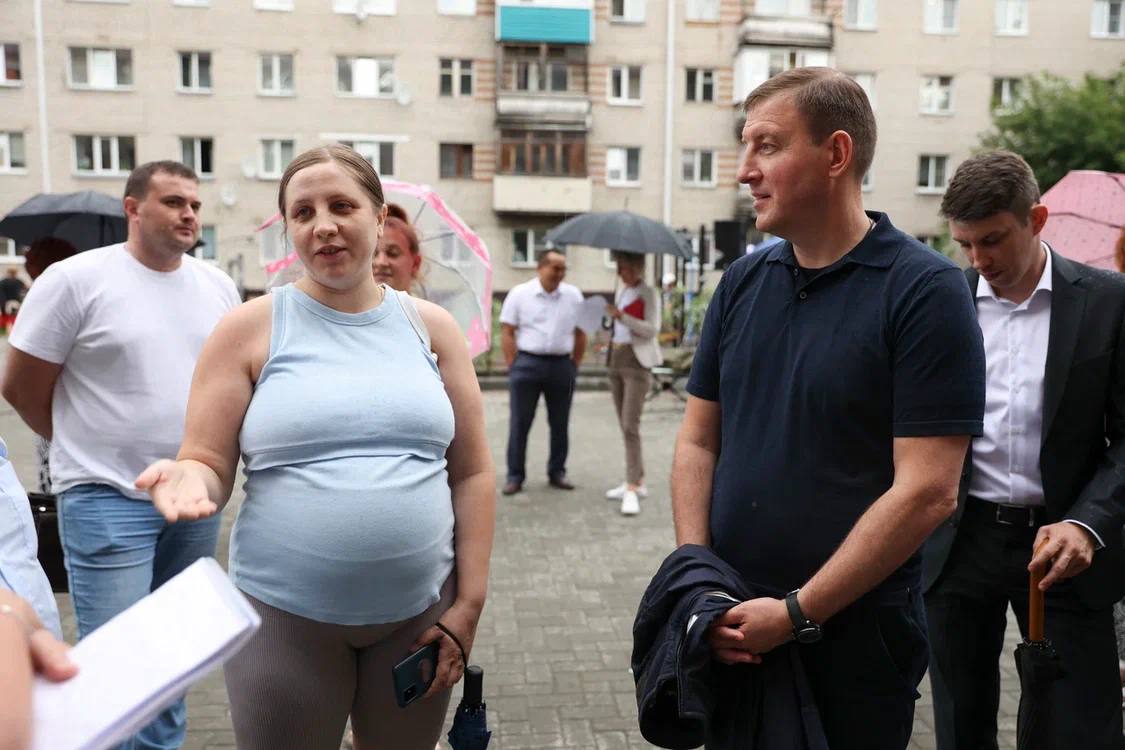 В Горно-Алтайске открыли обновленный двор многоквартирного дома на Чорос-Гуркина 