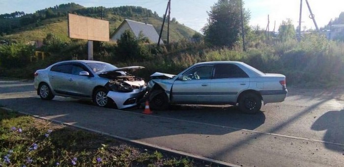 «Тойота» и «Рено» столкнулись в Горно-Алтайске, пострадал один из водителей