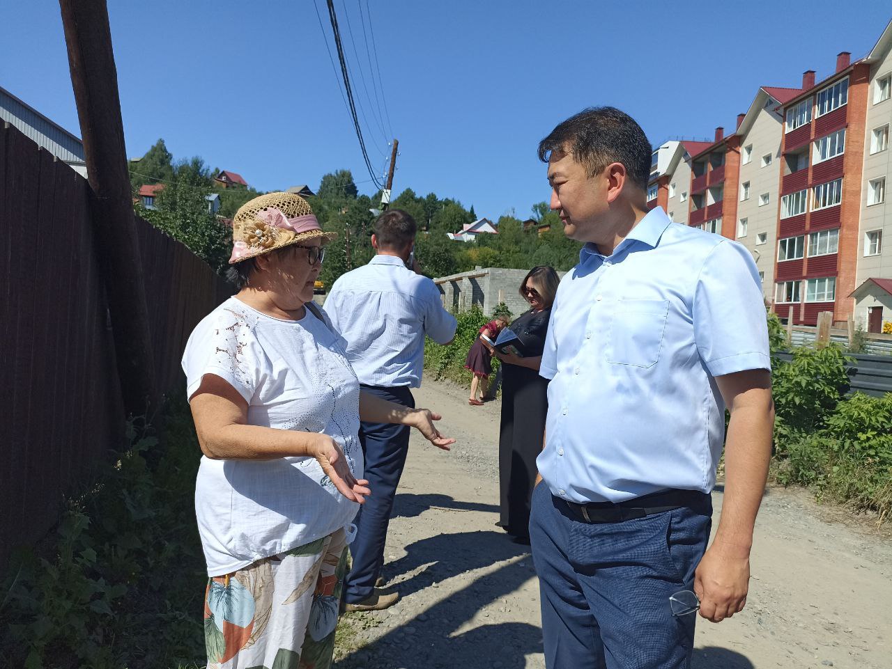 В Горно-Алтайске депутаты проверили ход ремонта улицы Ленинградской 