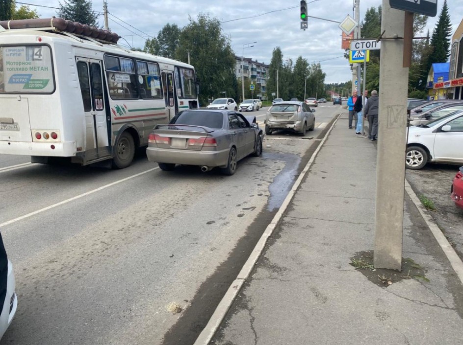 В столкновении двух иномарок в Горно-Алтайске пострадали оба водителя