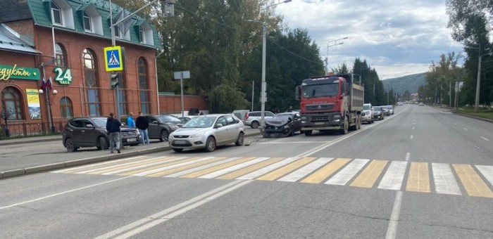 В столкновении двух иномарок в Горно-Алтайске пострадали оба водителя